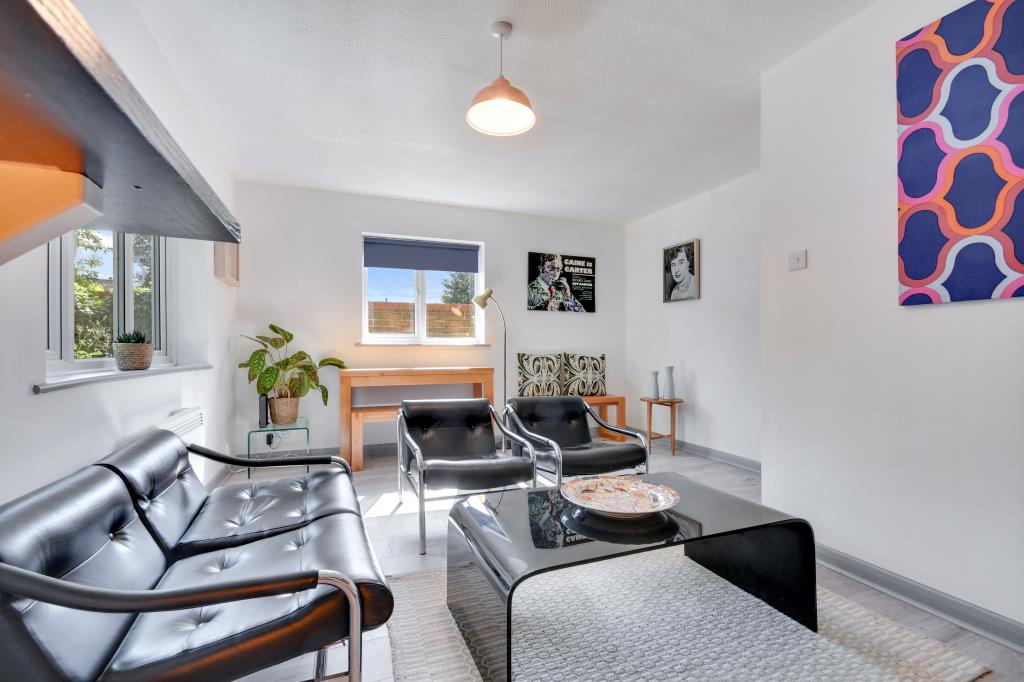 Lot: 106 - TWO-BEDROOM FLAT IN CITY CENTRE LOCATION - Alternative view of the living room